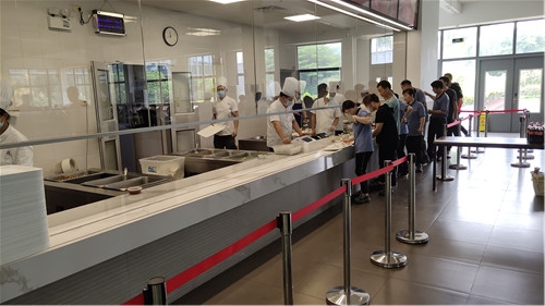 社区食堂让老人“足不出户”就餐    智慧食堂预订餐带来便利(图1)